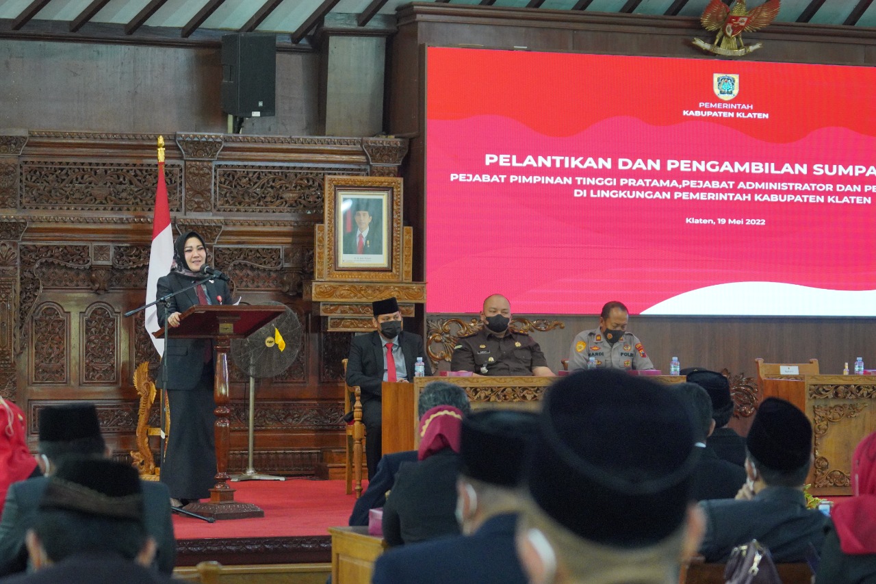 Bupati Klaten, Sri Mulyani, saat melantik 69 pejabat di lingkung Pemkab Klaten. Foto: Diskominfo Klaten