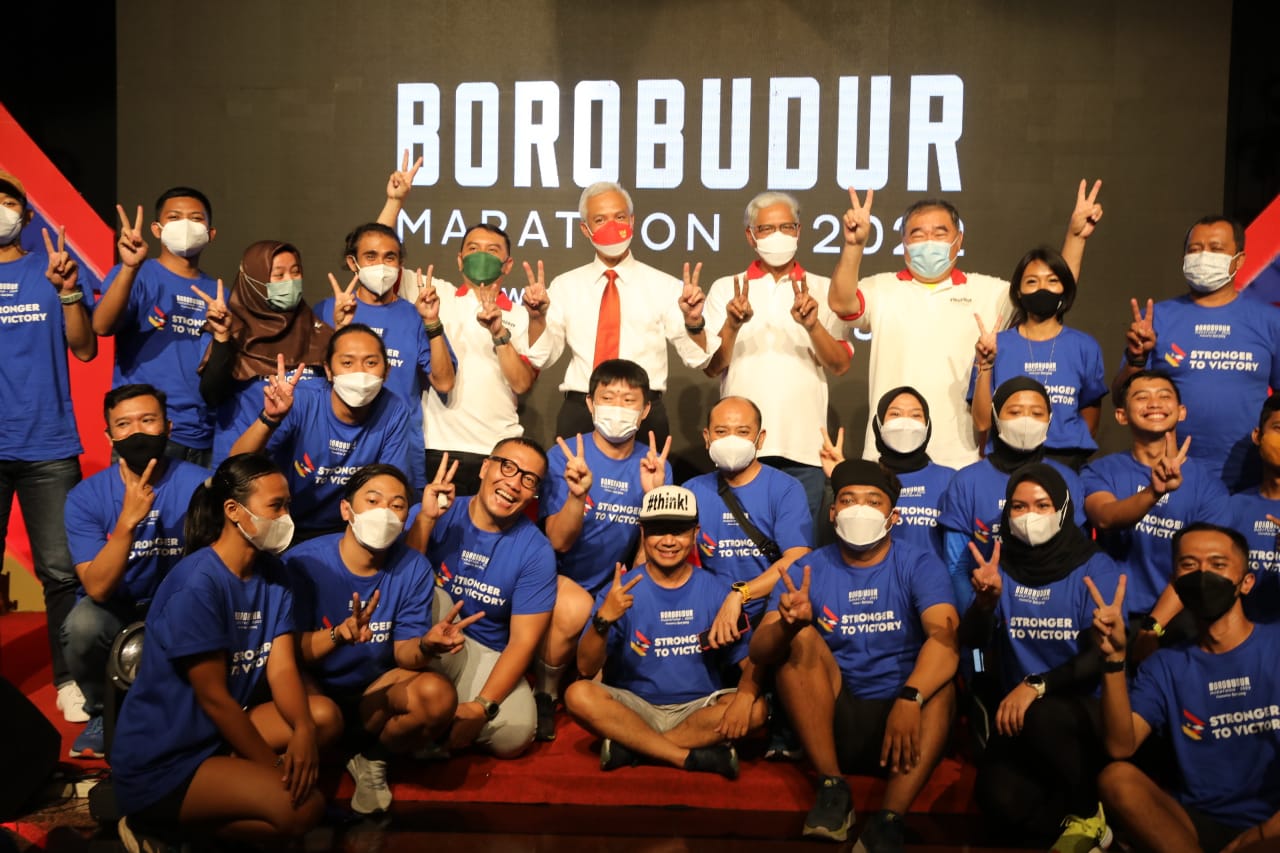 Gubernur Jateng, Ganjar Pranowo (dasi merah) bersama panitia Borobudur Marathon 2022. Foto: jatengprov.go.id