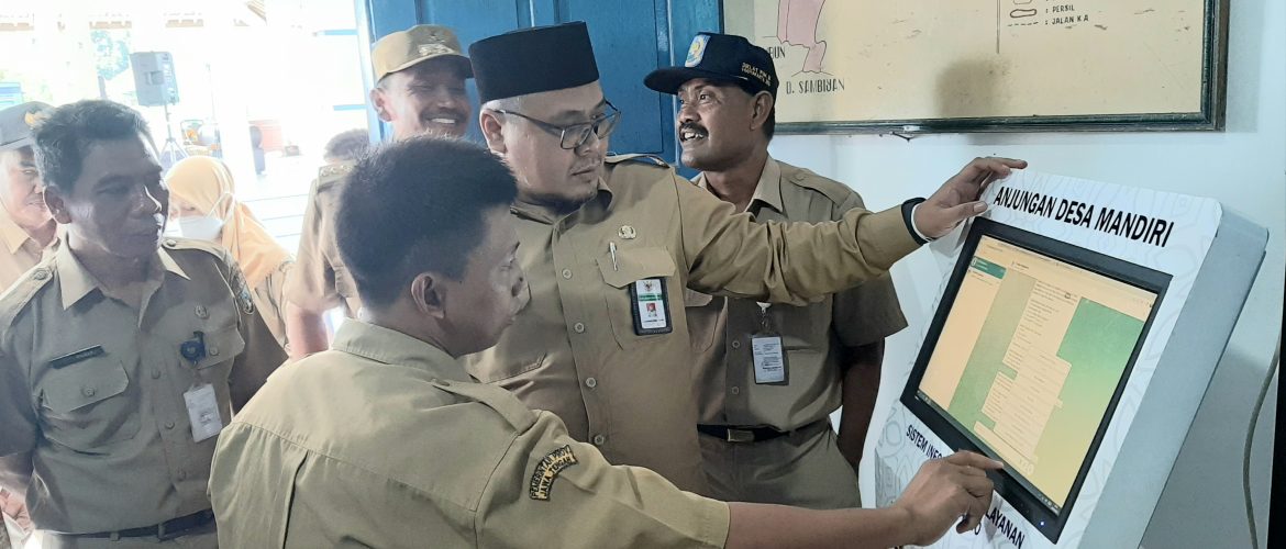 Wakil Bupati Rembang, Mochammad Hanies Cholil Barro’, saat meninjau layanan desa pintar Pemdes Mojowarno. Sumber: rembangkab.go.id