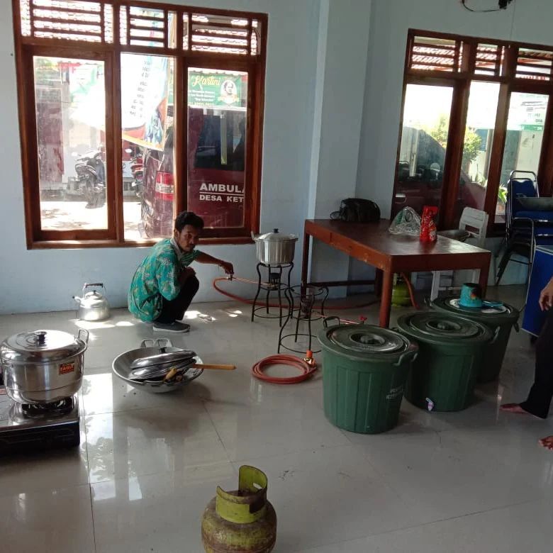 BPBD Pemalang memfasilitasi Dapur Umum untuk korban bencana banjir rob di Kecamatan Ulujami. (Foto: instagram.com/bpbd_pemalang)