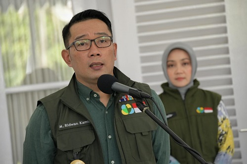 Gubernur Jawa Barat, Ridwan Kamil bersama istri. Foto: jabarprov.go.id