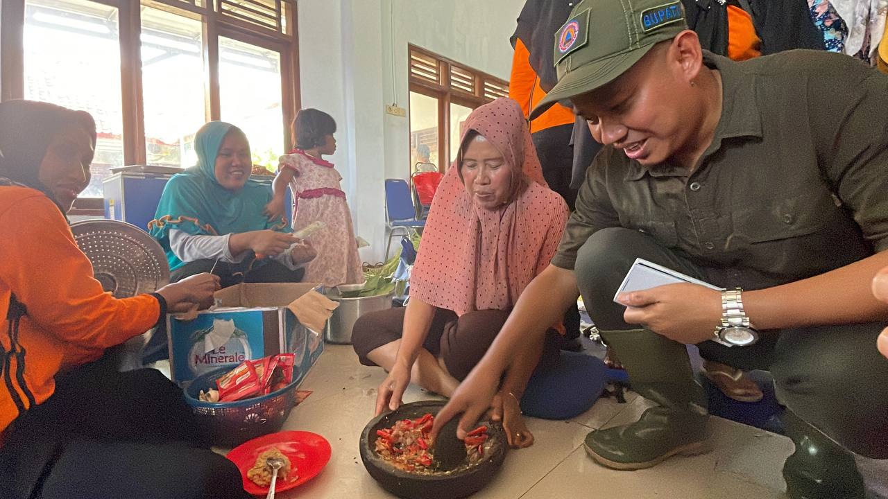 Bupati Pemalang, Mukti Agung Wibowo, saat meninjau dan berinteraksi dengan korban banjir rob di Posko Ketapang, Sabtu (28/5). (Foto: Diskominfo Pemalang)