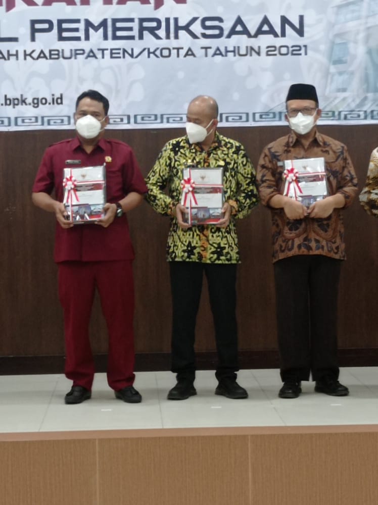 Bupati Pemalang, Mukti Agung Wibowo menerima penghargaan opini WTP di Gedung BPK Perwakilan Provinsi Jawa Tengah. Sumber foto: Diskominfo Pemalang