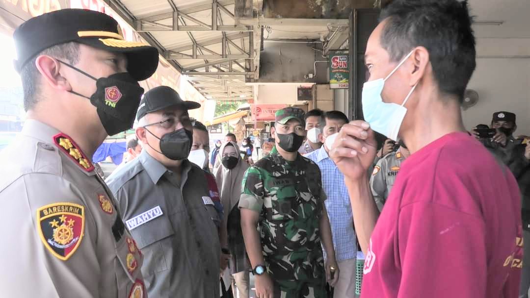 Sekda Banyumas, Wahyu Budi Saptono, saat memantau distribusi minyak goreng curah di 2 pasar. Sumber: banyumaskab.go.id