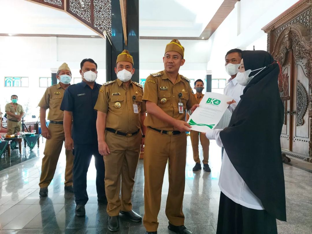 Bupati Pemalang, Mukti Agung Wibowo menyerahkan SK Pengangkatan secara simbolis kepada dua perwakilan PPPK Guru di lingkungan Pemkab Pemalang. Sumber foto: Instagram @masagungbupatine