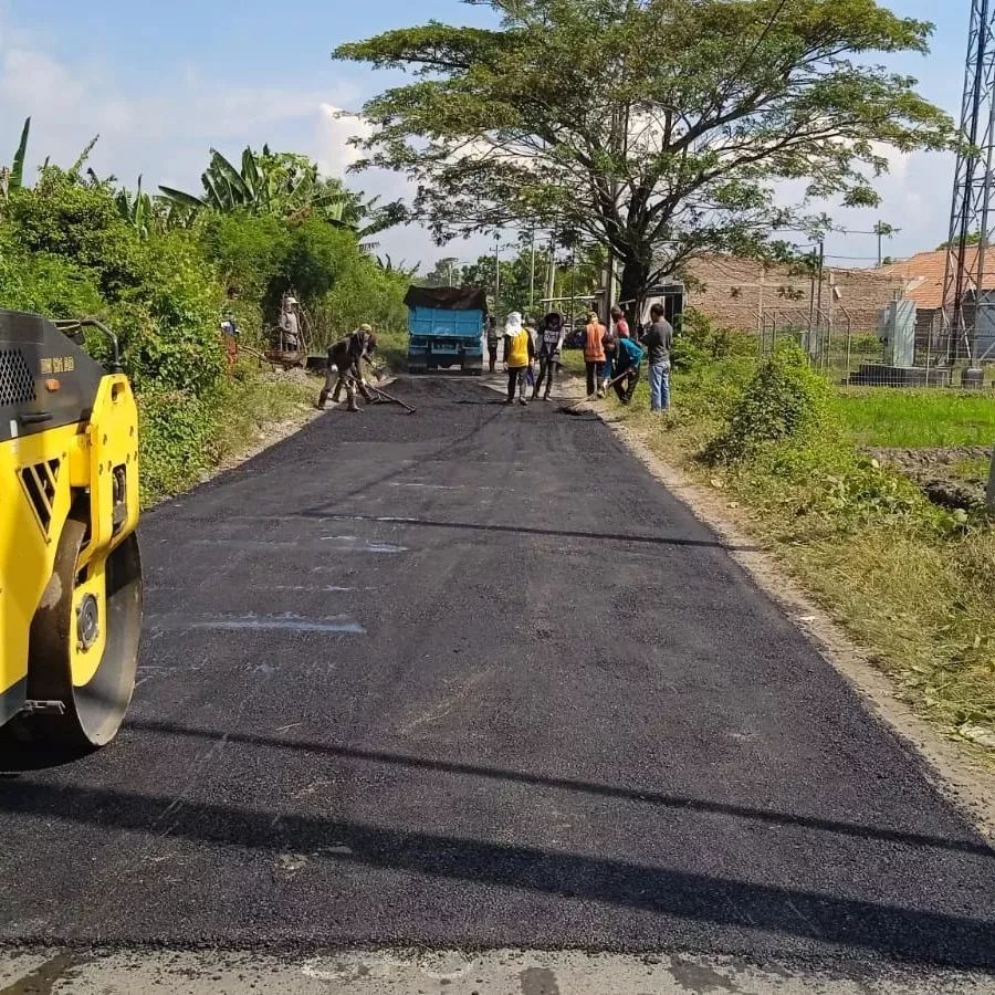 DPUTR Kabupaten Pemalang melakukan pengaspalan ruas Jalan Bojongbata-Sumberharjo. (Foto: instagram.com/dputrkabpml)
