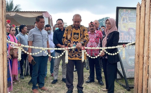 Bupati Pemalang, Mukti Agung Wibowo saat meresmikan Teaching Factory L’Tefa Hotel dan L’Tefa Glamping Yayasan Pendidikan Liberty Kabupaten Pemalang. Sumber foto: pemalangkab.go.id