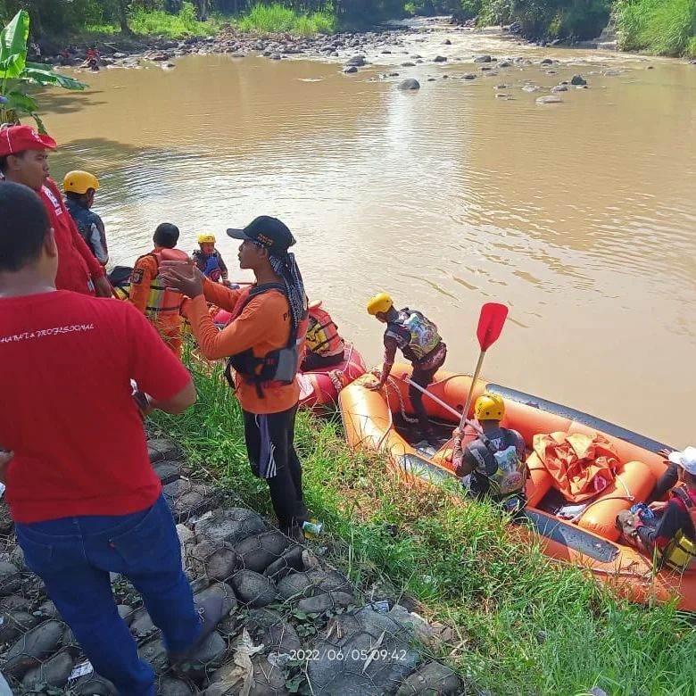 BPBD Pemalang melakukan operasi pencarian orang hanyut di Sungai Babakan, Sabtu-Minggu (4-5/6). (Foto: instagram.com/bpbd_pemalang)