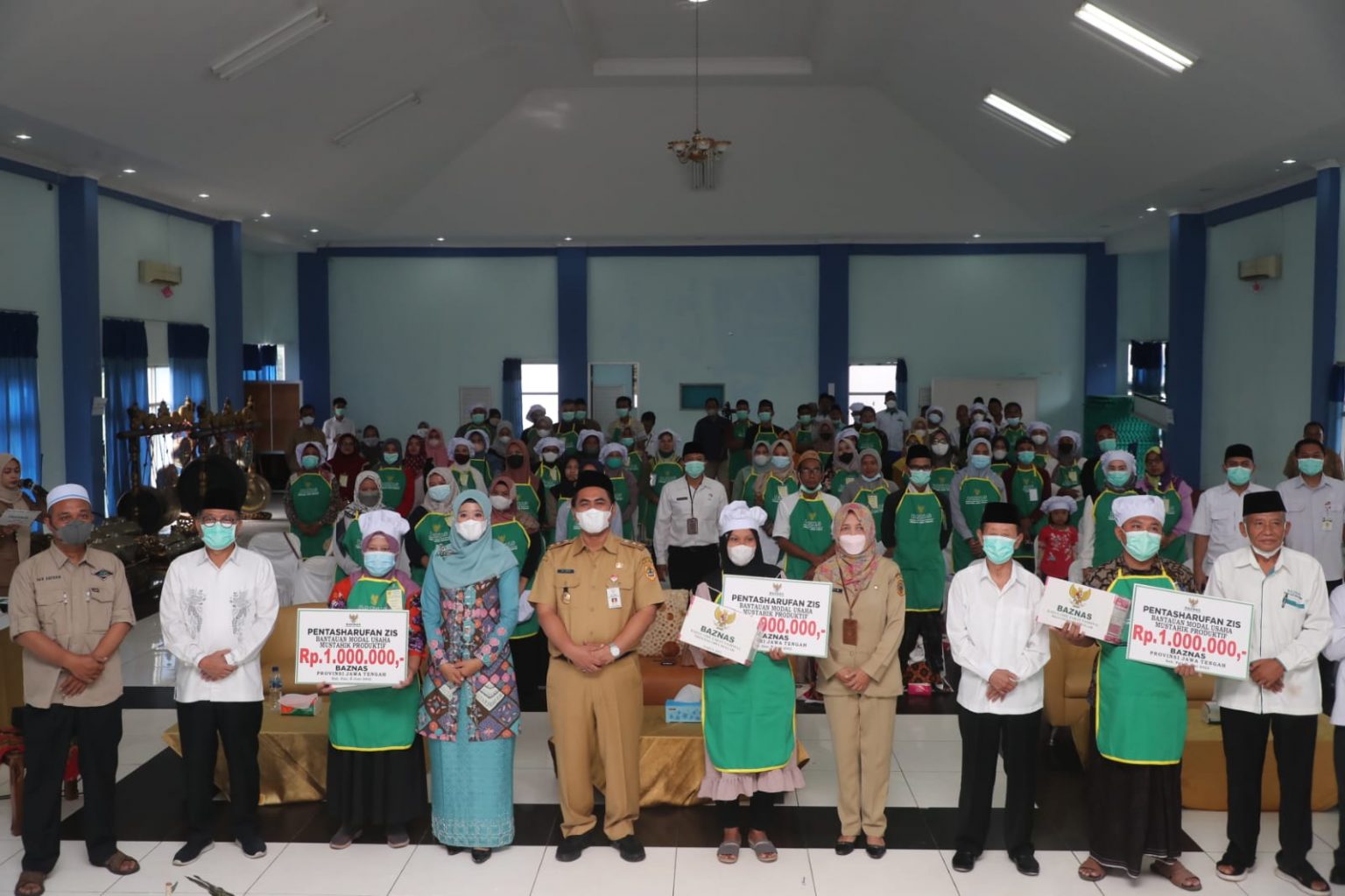 Wagub Jateng, Taj Yasin bersama pejabat setempat saat Pelatihan UMKM Mustahik Produk Bidang Usaha Boga. Foto: jatengprov.go.id