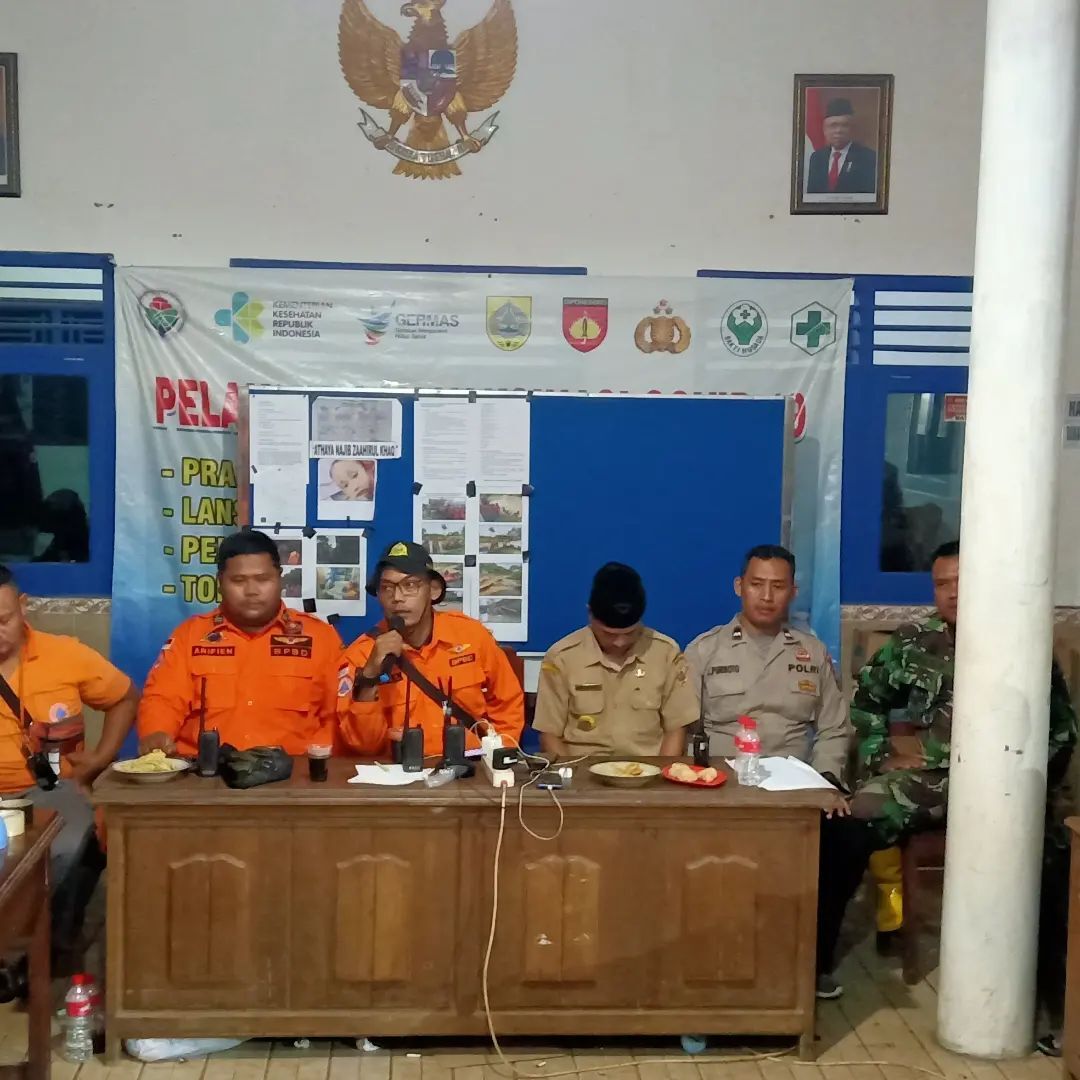 Koordinasi pencarian anak hanyut di Posko Induk Balai Desa Tanahbaya. (Foto: instagram.com/bpbd_pemalang)