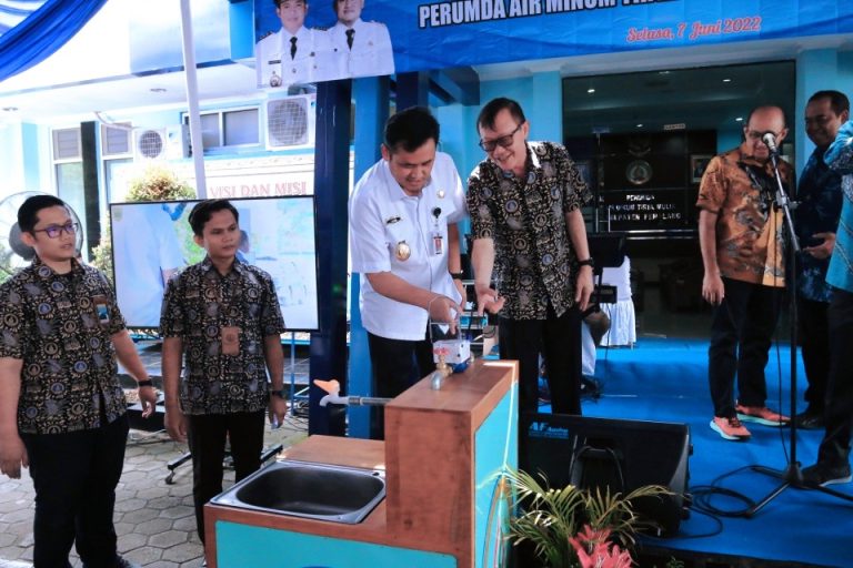 Wakil Bupati Pemalang, Mansur Hidayat meluncurkan sistem pembayaran air minum prabayar Perumda Air Minum Tirta Mulia Kabupaten Pemalang. Sumber foto: pemalangkab.go.id
