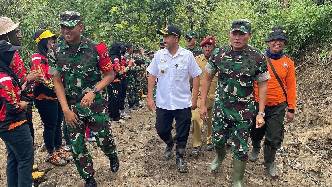 Bupati Pemalang, Mukti Agung Wibowo dan Pangdam IV Diponegoro meninjau lokasi pembangunan jalan di Desa Pegiringan, Kecamatan Bantarbolang, Selasa (7/6). (Foto: instagram.com/masagungbupatine)