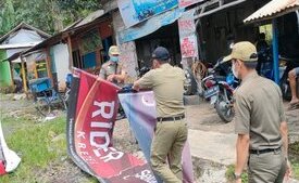 Satpol PP Pemalang, menertibkan reklame di Jalan Ahmad Yani, Gatot Subroto, dan Jalan Raya Bantarbolang-Randudongkal, Selasa (7/6). (Foto: instagram.com/satpolpp_pml)