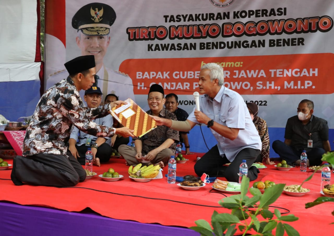 Gubernur Jateng, Ganjar Pranowo saat menyerahkan SK Koperasi Tirto Mulyo Bogowonto ke masyarakat Kepil, Wonosobo. Foto: jatengprov.go.id