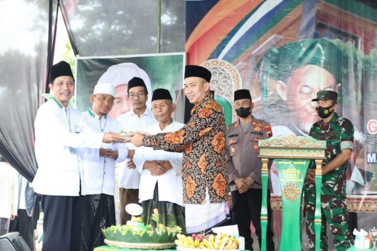 Bupati Pemalang, Mukti Agung Wibowo saat menghadiri pengajian umum dan peletakan batu pertama pembangunan gedung MWC NU di Banjaranyar, Kecamatan Randudongkal. Sumber foto: pemalangkab.go.id