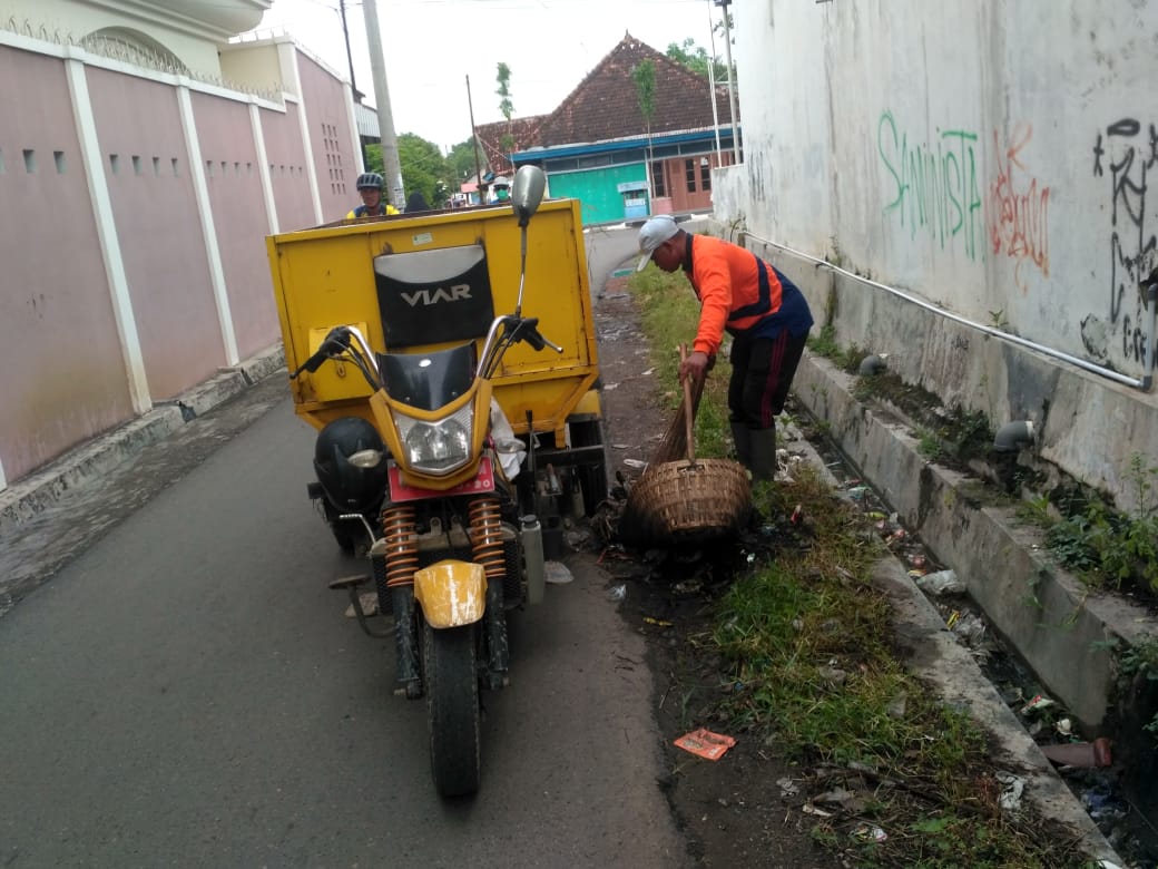 Petugas DLH Blora membersihkan sampah. Sumber: blorakab.go.id