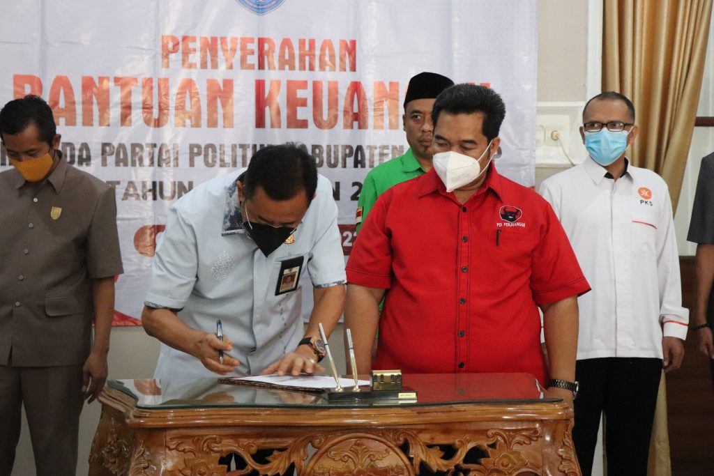 Acara Penyerahan Bantuan Keuangan Partai Politik di Kabupaten Cilacap, Senin (13/6). Sumber: cilacapkab.go.id