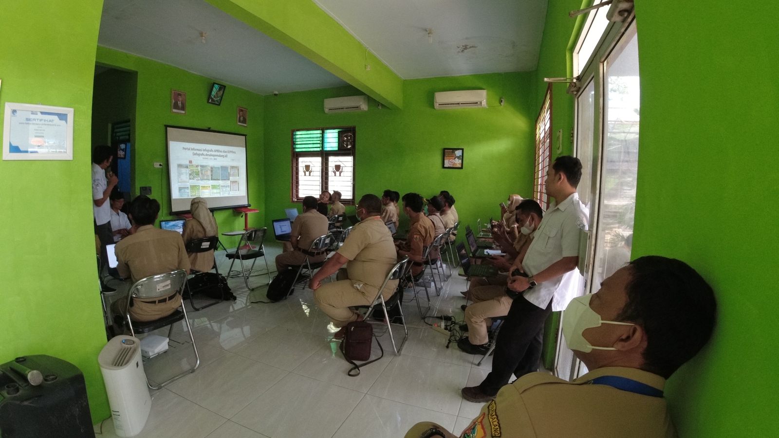 Pelaksanaan bimtek pemanfaatan aplikasi Sistem Informasi Desa dan Kawasan Kabupaten Pemalang (Sidekem) tingkat kecamatan. Sumber foto: puspindes.pemalangkab.go.id