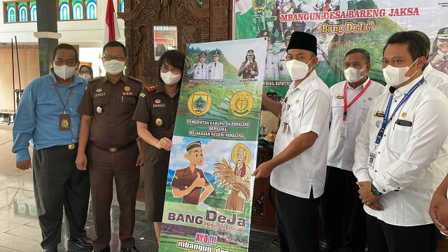 Pemkab Pemalang dan Kajari Pemalang meluncurkan program Mbangun Desa Bareng Jaksa (Bang DeJa). Sumber foto: pemalangkab.go.id