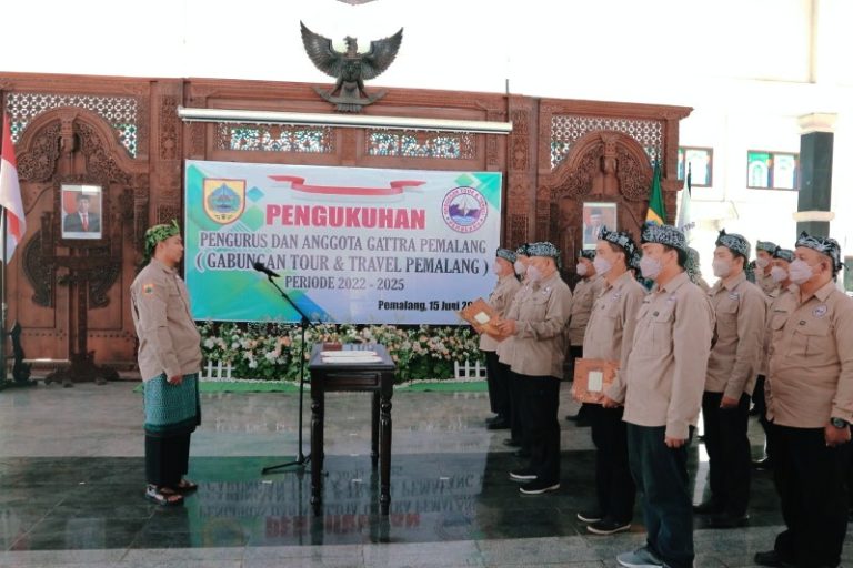 Bupati Pemalang, Mukti Agung Wibowo, mengukuhkan 22 Pengurus Gabungan Tour dan Travel (GATRRA) Pemalang, Rabu (15/6). (Foto: pemalangkab.go.id)