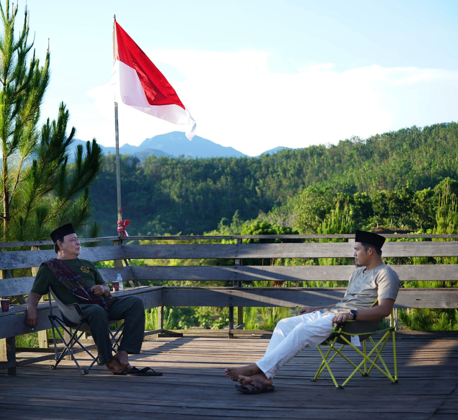 Gubernur Kalsel, Sahbirin Noor mengunjungi puncak Mawar Kiram bersama Buya Arrazy. Foto: Pemprov Kalsel