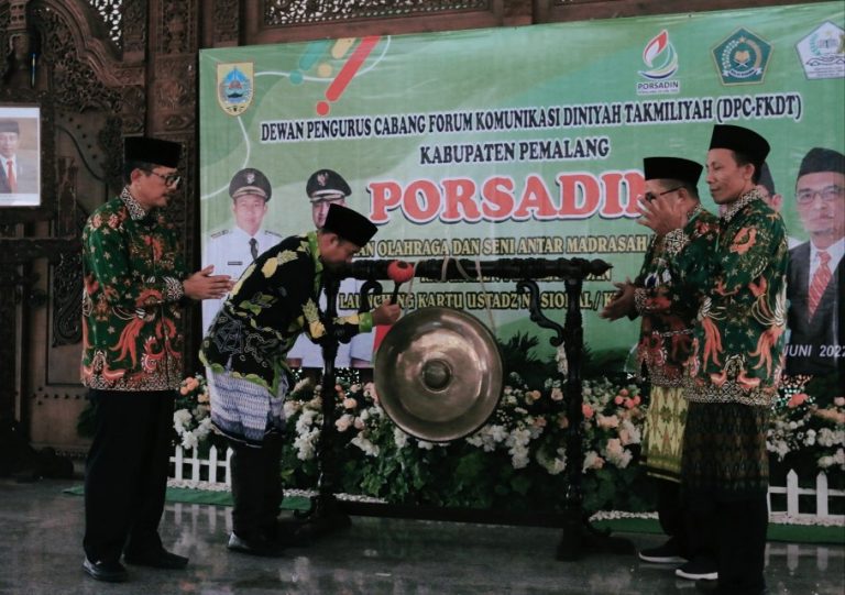 Bupati Pemalang, Mukti Agung Wibowo, membuka Pekan Olahraga dan Seni Antar Santri Diniyah (Porsadin) 2022, Minggu (19/6). (Foto: pemalangkab.go.id)