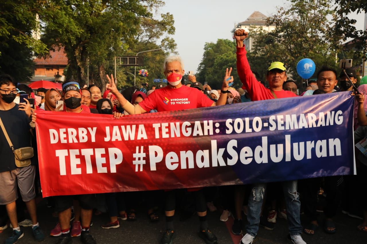 Gubernur Jateng, Ganjar Pranowo saat deklarasi #PenakSeduluran bersama supporter PSIS dan Persis. Foto: jatengprov.go.id