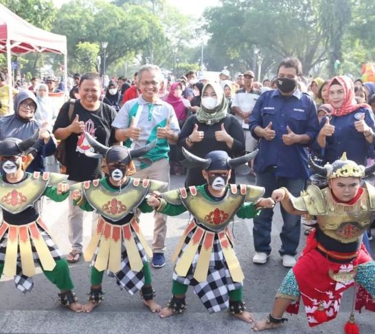 Penampil tari lokal bersama pejabat Pemkab Pemalang saat pembukaan CFD di Alun-alun. Foto: instagram @pemkabpemalang