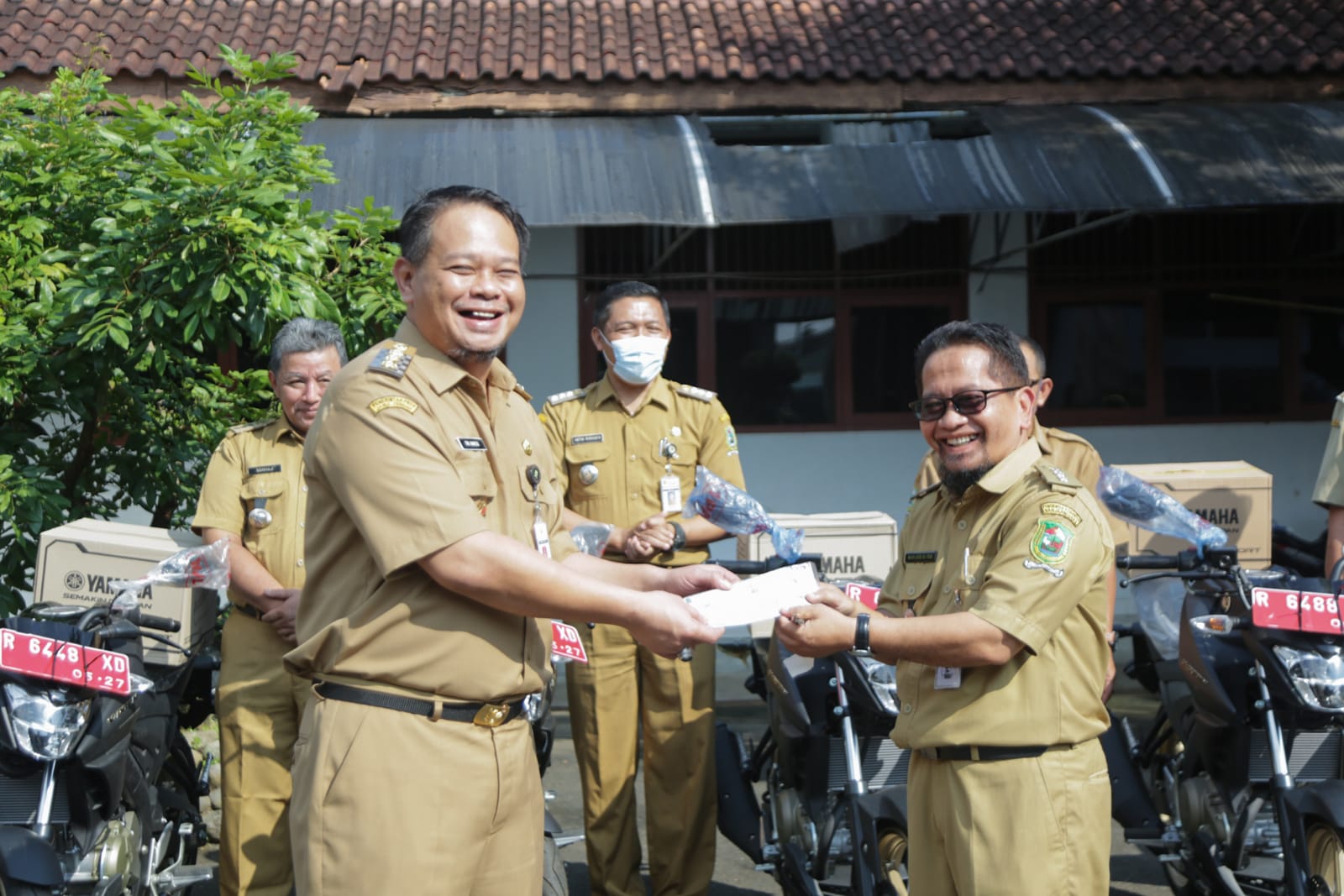Acara penyerahan kendaraan operasional bagi petugas keuangan di kecamatan. Sumber: banjarnegarakab.go.id