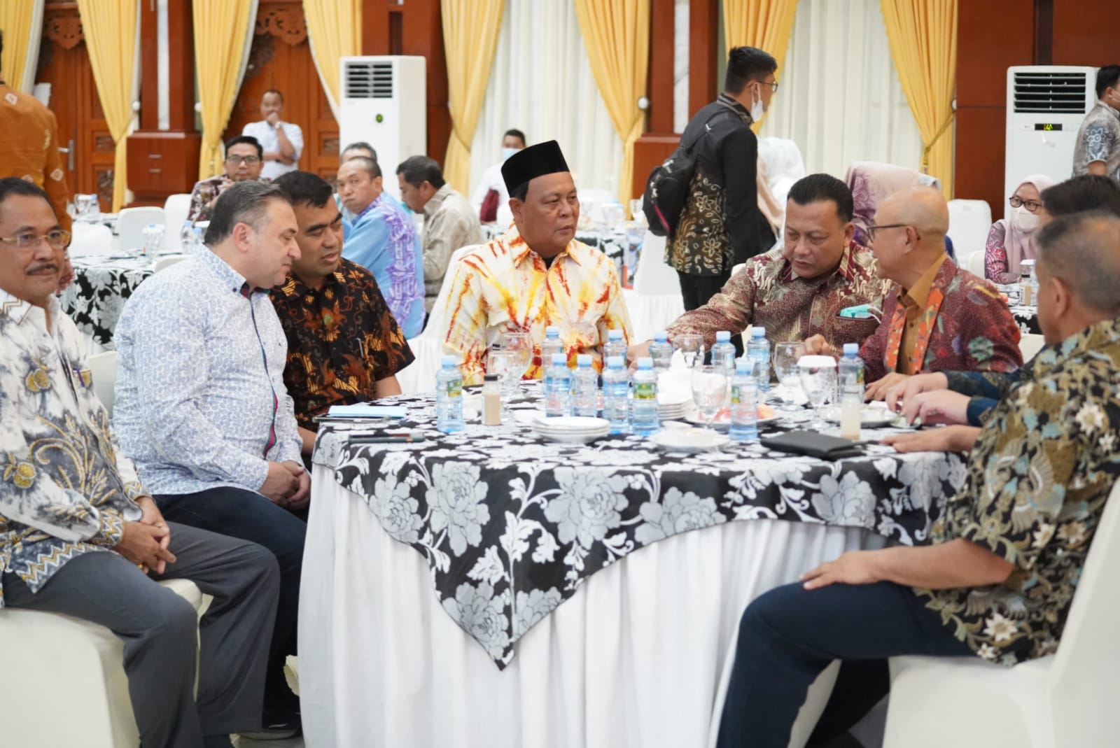 Gubernur Kalsel, Sahbirin Noor (tengah) saat beraudiensi dengan investor Mesir. Foto: Prokopim Kalsel
