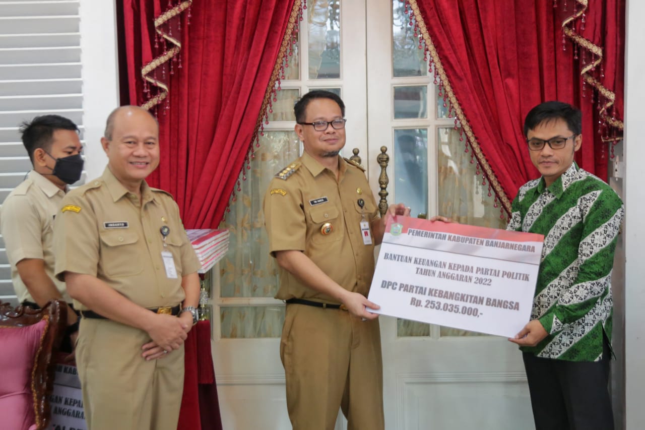 Penyerahan bantuan keuangan partai politik di Kabupaten Banjarnegara. Sumber: banjarnegarakab.go.id
