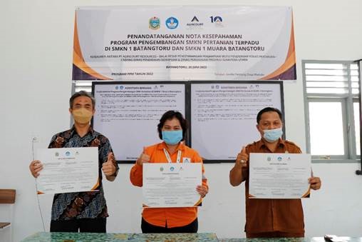 Koordinator BBPPMPV Pertanian, Community Development Manager PTAR, Plt. Kepala Cabang Dinas Pendidikan Padangsidimpuan saat menandatangani MoU Pengembangan SMK Pertanian Terpadu di SMKN 1 Batangtoru dan SMKN 1 Muara Batangoru. Foto: Dokumentasi PTAR