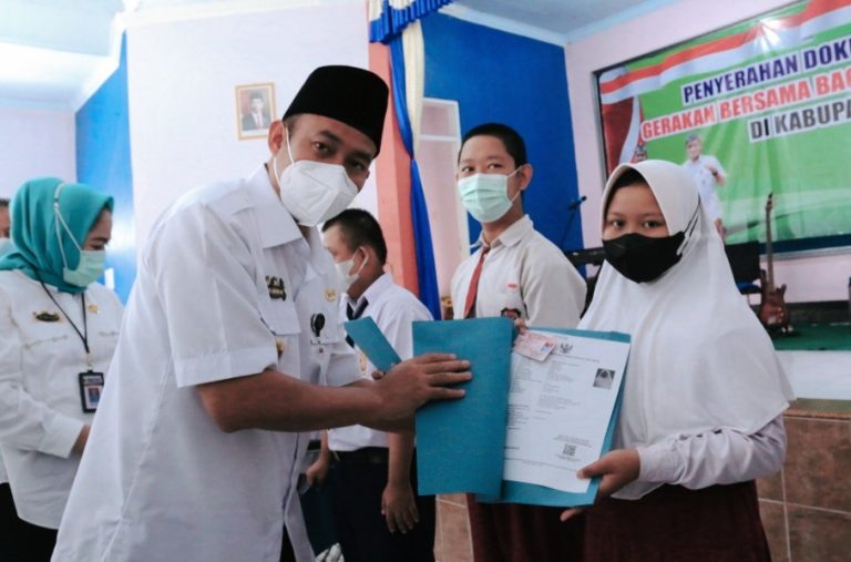 Bupati Pemalang, Mukti Agung Wibowo saat menyerahkan dokumen kependudukan bagi penyandang disabilitas anak SLB Negeri 1 dan SLB Negeri 2 Pemalang. Sumber foto: pemalangkab.go.id