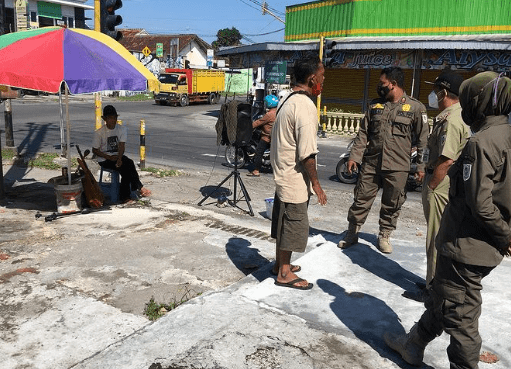 Satpol PP & Damkar Klaten saat menggelar operasi penertiban Pengemis Gelandangan Orang Terlantar (PGOT), Senin (21/6). Sumber: Instagram Satpol PP Klaten