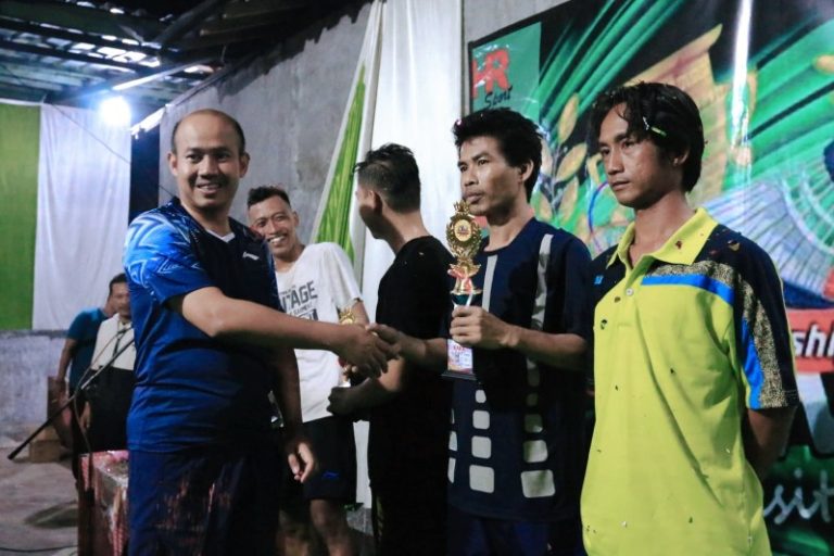 Bupati Pemalang, Mukti Agung Wibowo menyerahkan hadiah piagam dan uang pembinaan kepada juara turnamen Parikesit Cup. Sumber foto: pemalangkab.go.id