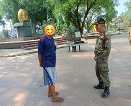 Satpol PP Kabupaten Pemalang menggelar operasi penertiban pengemis, gelandangan, dan orang terlantar (PGOT) di Alun-alun Kabupaten Pemalang, Selasa (21/6). (Foto: Instagram.com/@satpolpp_pml)