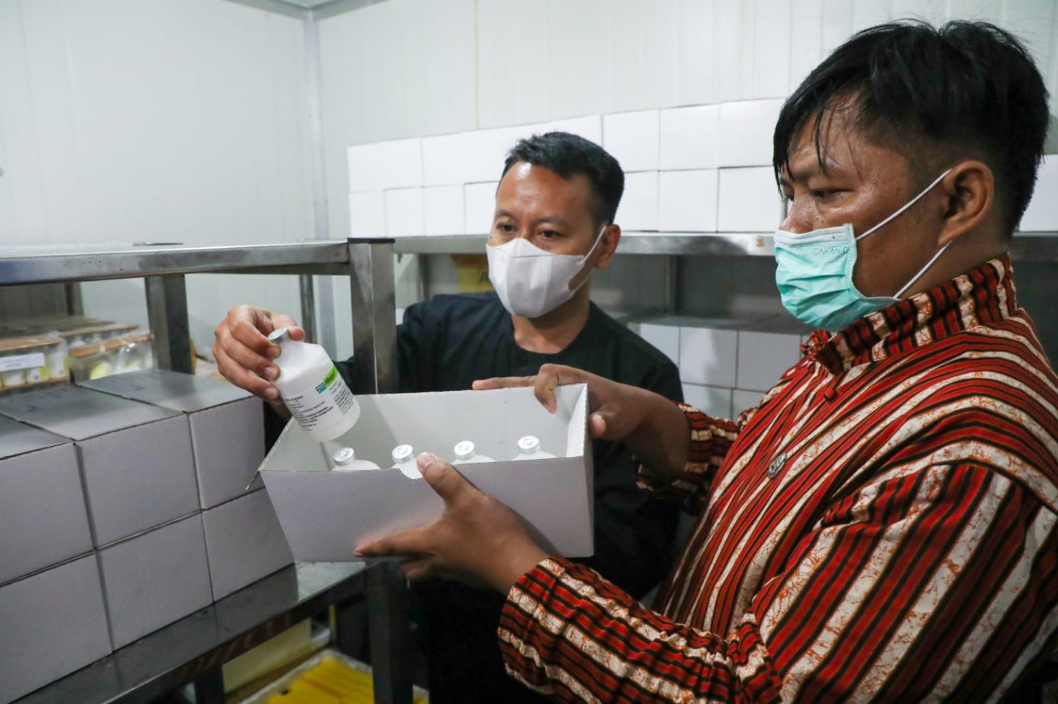 Petugas Disnakkeswan Jateng saat menunjukkan vaksin PMK di cold storage. Foto: jatengprov.go.id