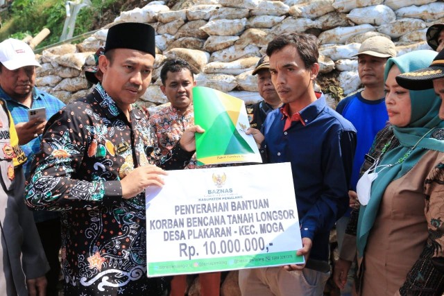 Bupati Pemalang, Mukti Agung Wibowo menyerahkan bantuan berupa uang Rp10 juta kepada keluarga korban meninggal dunia akibat tanah longsor. Sumber foto: pemalangkab.go.id