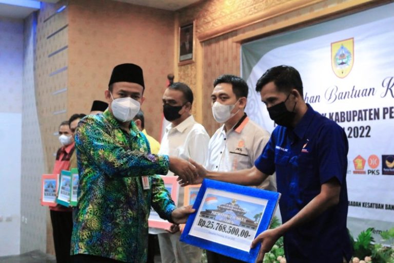 Bupati Pemalang, Mukti Agung Wibowo menyerahkan bantuan keuangan kepada partai politik. Sumber foto: pemalangkab.go.id