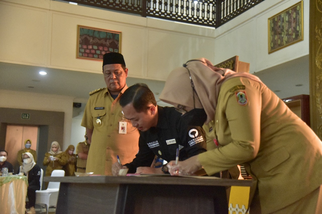 Penandatanganan MoU Pemprov Kalsel dengan Ombudsman Kalsel. Sumber foto: dokumentasi Pemprov Kaslel