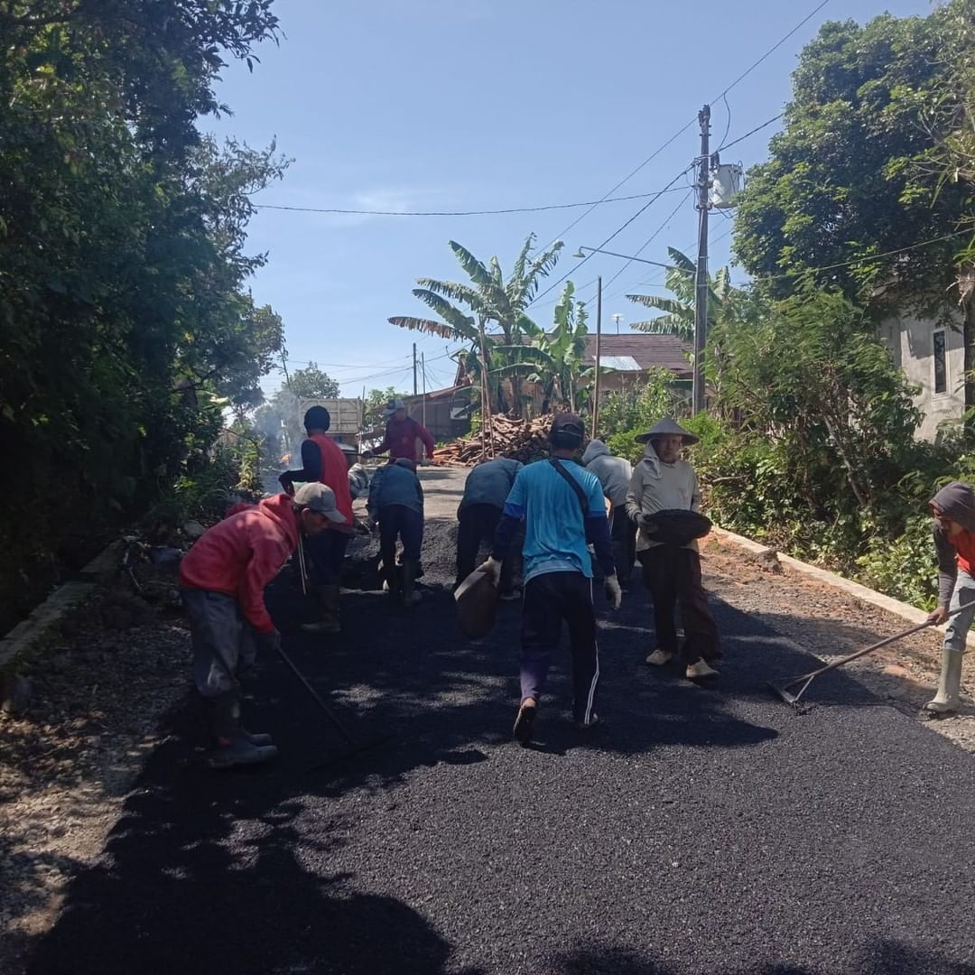 DPUTR Kabupaten Pemalang saat melakukan pengaspalan ruas Jalan Pulosari-Siremeng. (Foto: instagram.com/dputrkabpml)