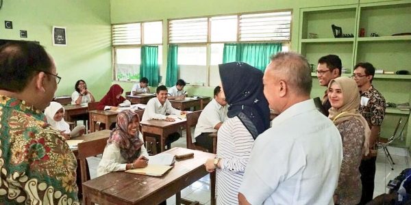 Bupati Klaten saat memantau ujian perangkat desa tahun 2018. Sumber: klatenkab.go.id