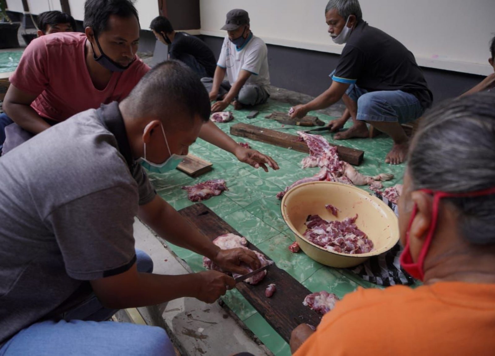 Proses pemotongan daging kurban. Foto: klatenkab.go.id