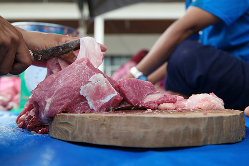 Ilustrasi pembagian daging kurban. (Foto: unsplash.com)