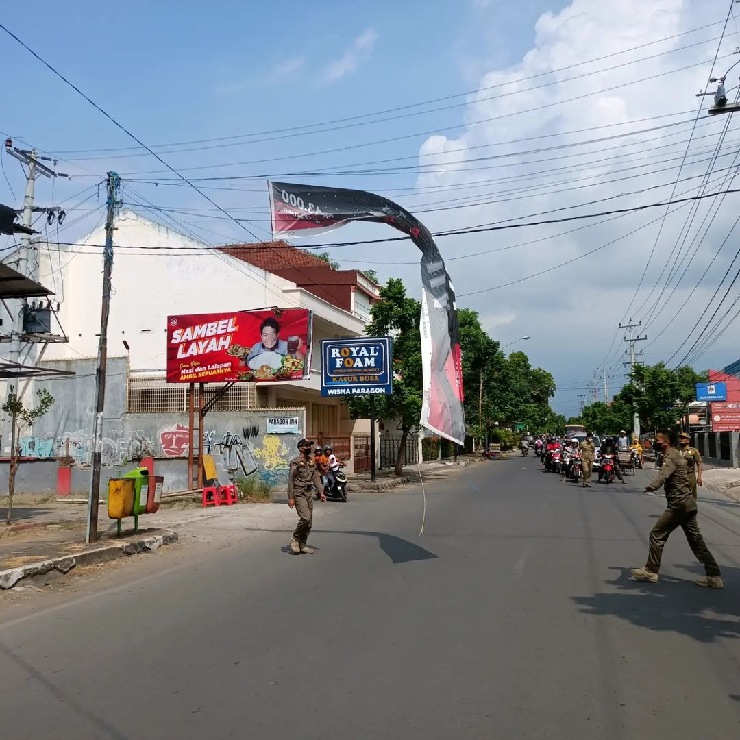 Satpol PP Kabupaten Pemalang melaksanakan penertiban reklame ilegal, Selasa (12/7). (Foto: instagram.com/satpolpp_pml)