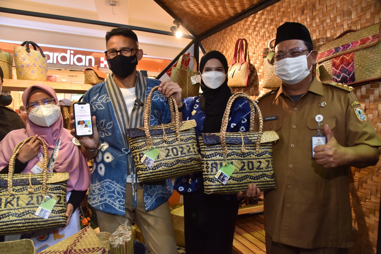Paman Birin (paling kanan) bersama Menparekraf, Sandiaga Uno saat meninjau AKI 2022. Foto: Prokopim Kalsel