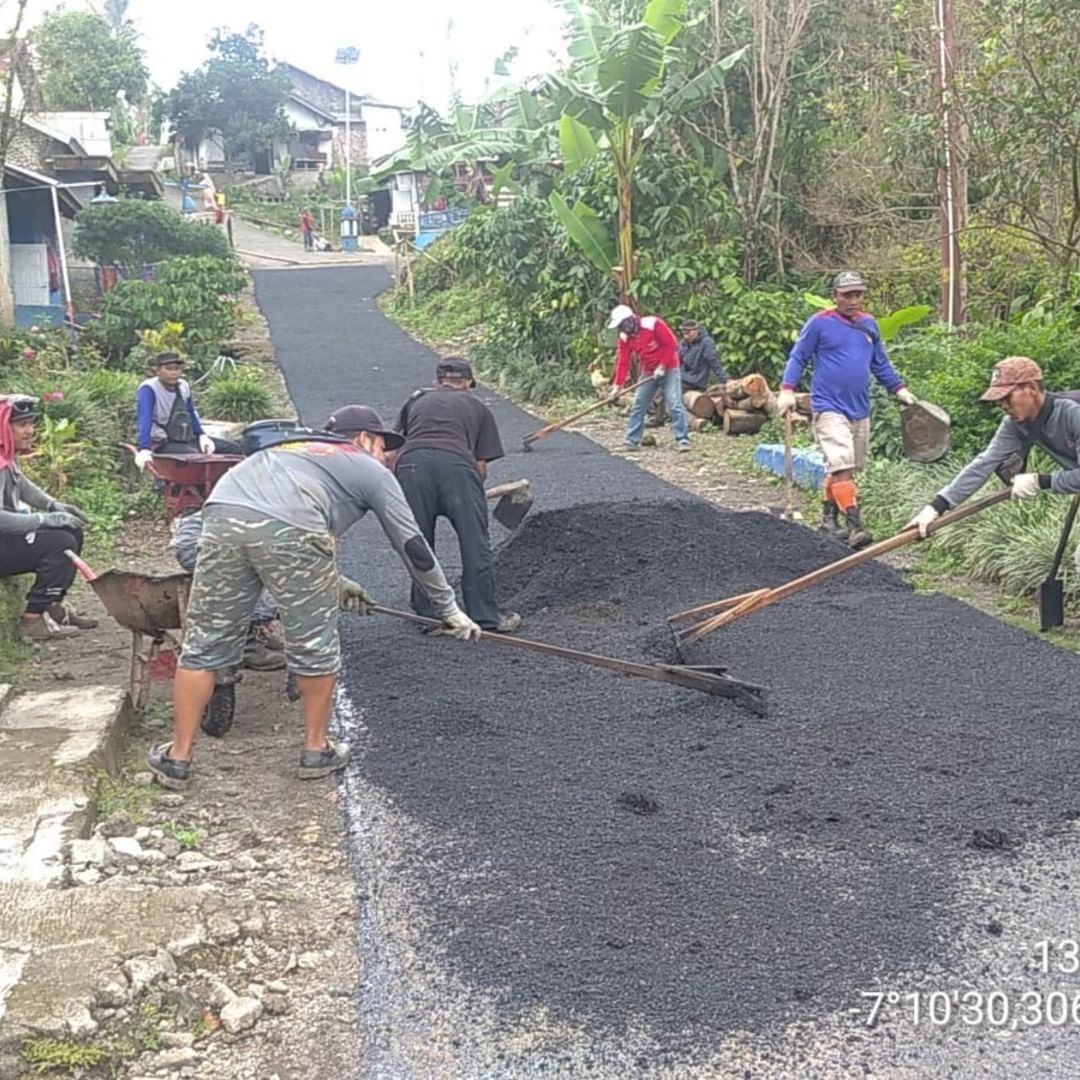 DPUTR Kabupaten Pemalang melaksanakan proyek pengaspalan di ruas Jalan Penakir-Dukuh Sigeblok. (Foto: instagram.com/dputrkabpml)