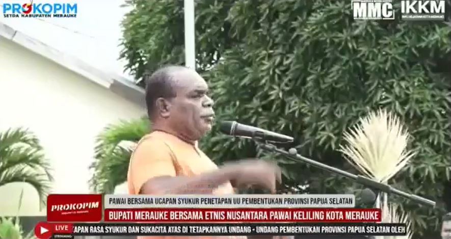 Tangkapan layar video pidato Bupati Merauke, Romanus Mbraka saat Pawai Bersama Ucapan Syukur Penetapan DOB Provinsi Papua Selatan. Foto: istimewa