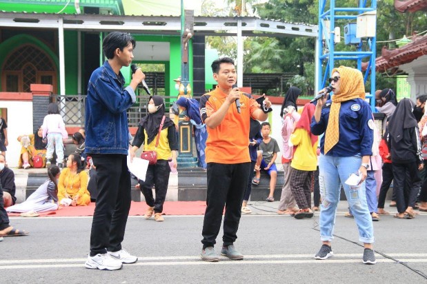Diskominfo dan KPU Pemalang Sosialisasi Pemilu Serentak Tahun 2024 di Car Free Day, Minggu (17/7). (Foto: pemalangkab.go.id)
