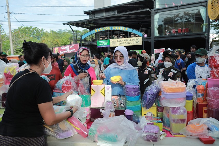 Bupati Klaten, Sri Mulyani, saat meninjau CFD di Jalan Mayor Kusumanto. Sumber: klatenkab.go.id